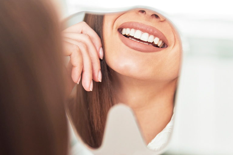 En Clínica Dental Frías, realzamos sonrisas. Descubre el brillo de nuestras carillas en cada sonrisa reflejada.