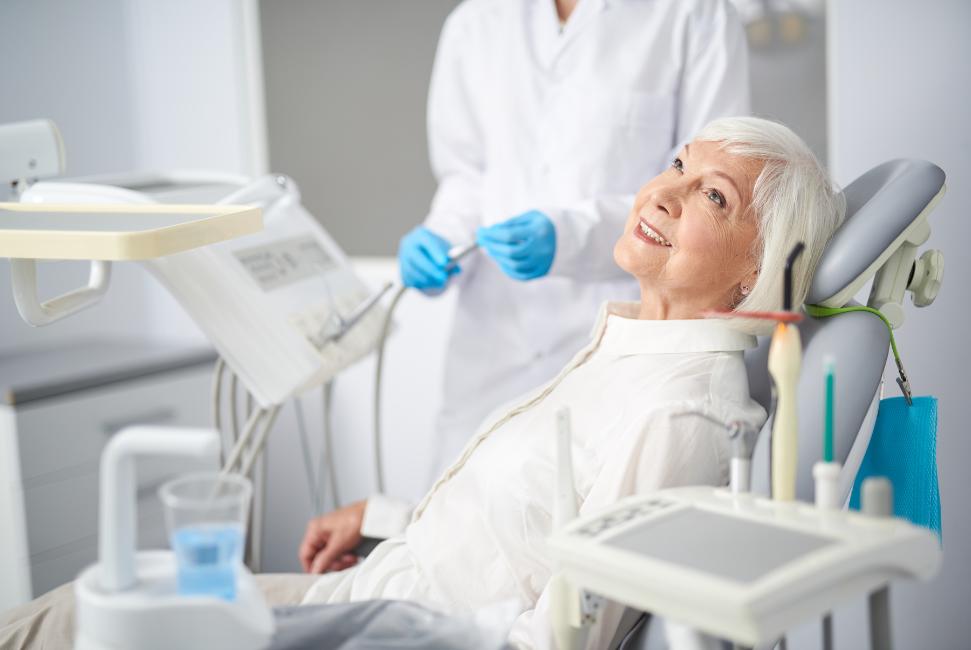 El cuidado dental en la tercera edad pasa por realizar revisiones periódicas.