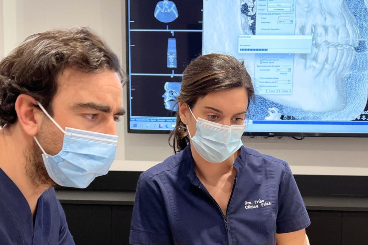 Doctores Frías, trabajando en la Clínica dental en Barakaldo